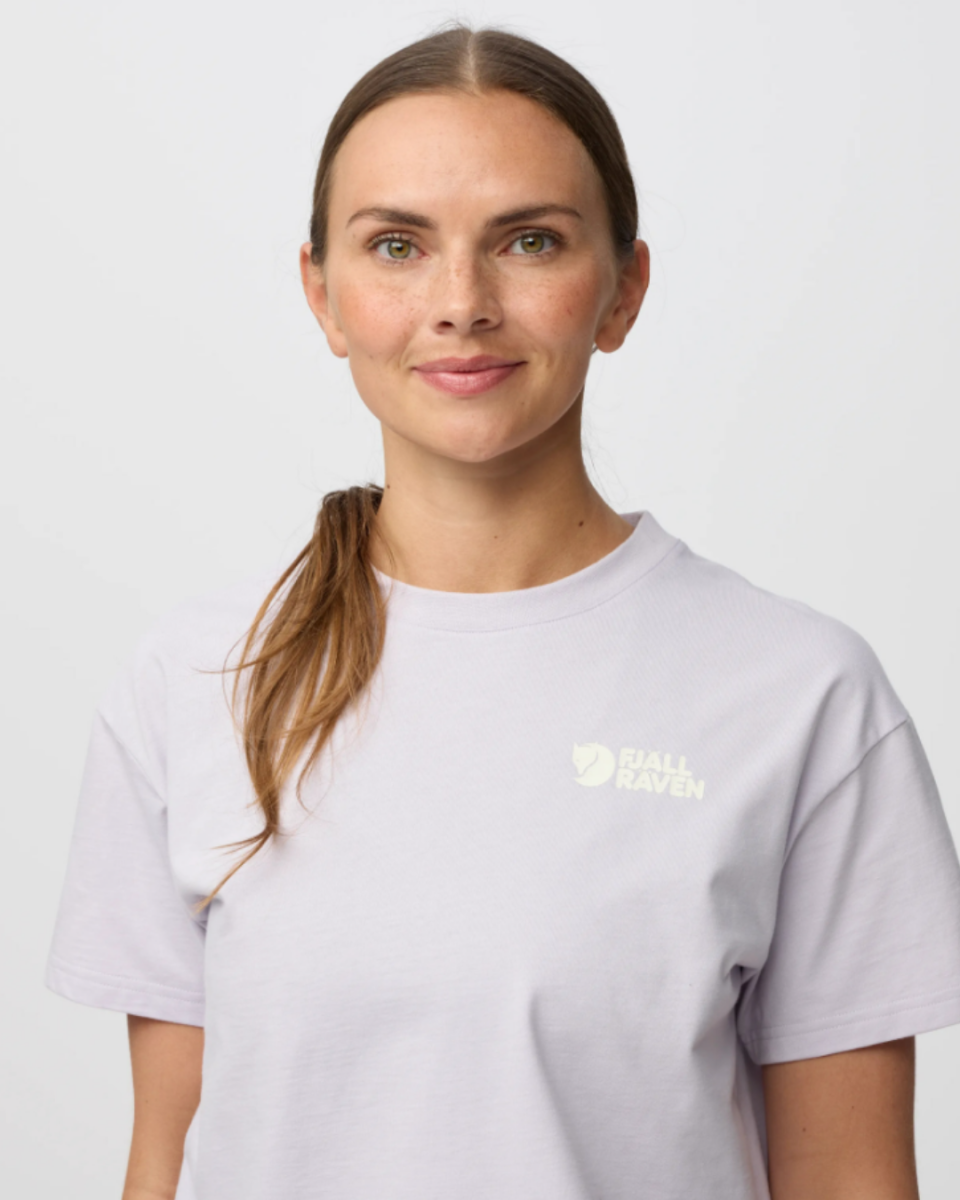 Camiseta Forest Walk lavanda print – Fjällräven - Imagen 3