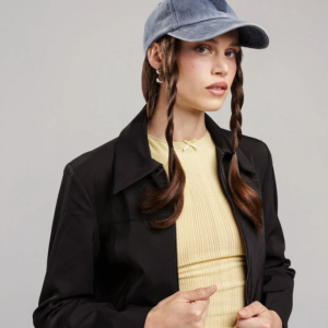 Gorra azul denim con V bordada – Victoria